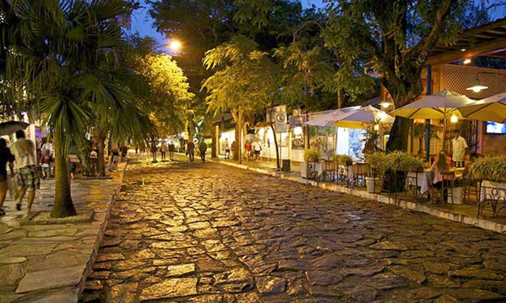 Rua das Pedras à noite em Búzios, com restaurantes e iluminação acolhedora