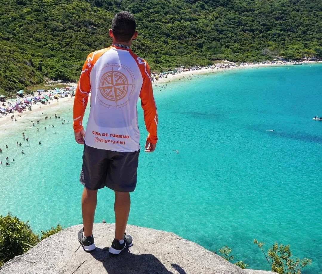 Guia de turismo em mirante diante do mar