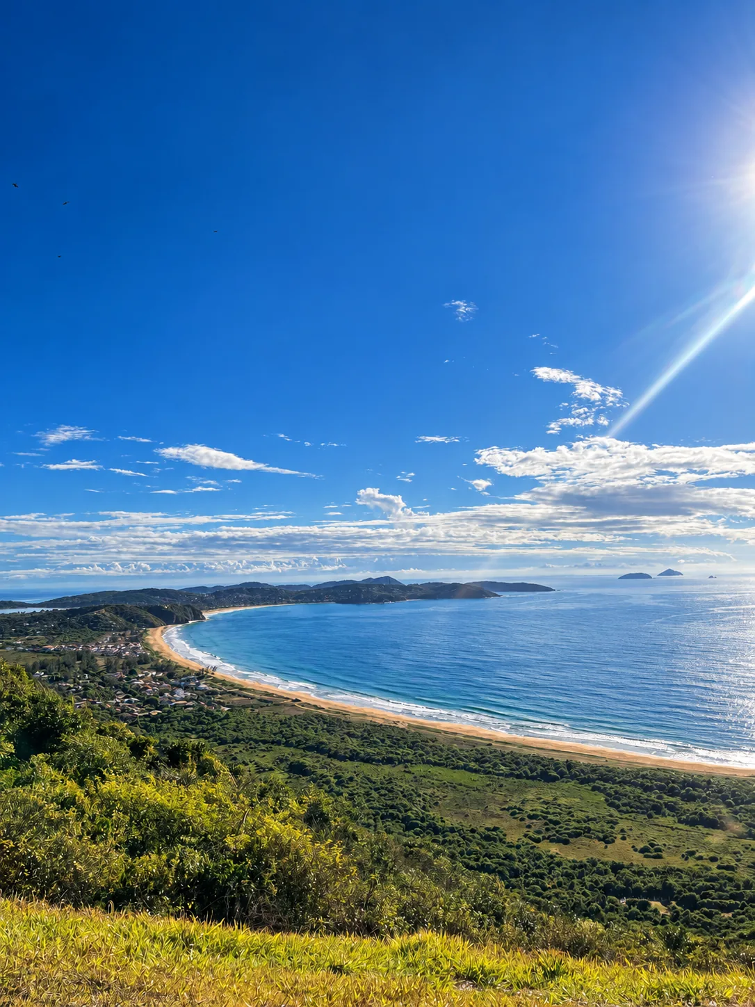 Vista azul da costa de Búzios a partir da Serra das Emerências