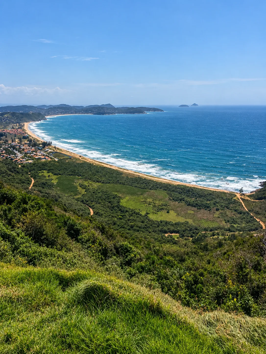 Vista panorâmica do mar e da Praia de Tucuns